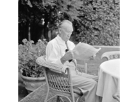 Konrad Adenauer liest Zeitung